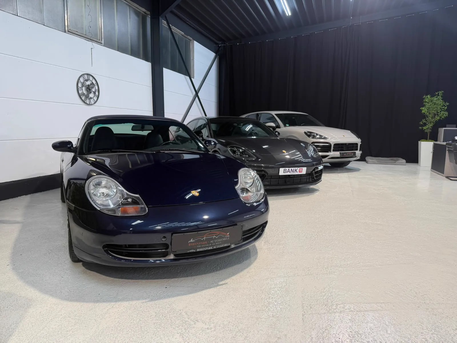 Frontansicht mehrerer Porsche in der RheinPark-Halle